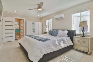 4 habitaciones, escritorio y tabla de planchar con plancha 