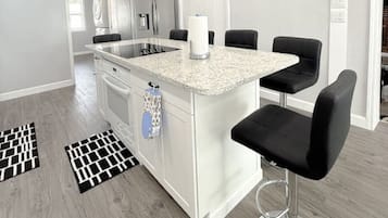 Geladeira, micro-ondas, fogão, cooktop