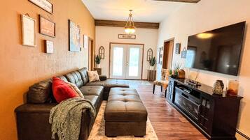 Smart-tv, een open haard en boeken