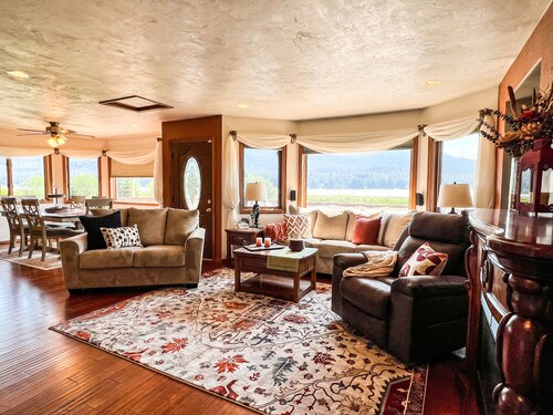 Delightful 3-bedroom house with WiFi in Juneau, AK, centrally located.