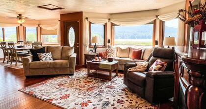 Delightful 3-bedroom house with WiFi in Juneau, AK, centrally located.