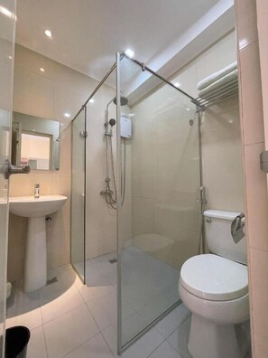 Douche à « effet pluie », bidet, serviettes fournies, savon