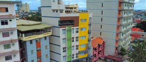 Een bureau, gratis wifi, beddengoed