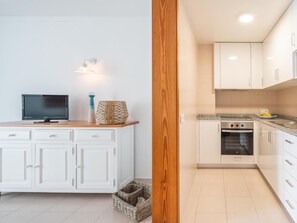 Fridge, microwave, oven, coffee/tea maker