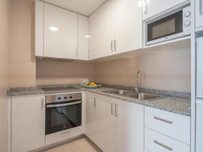 Refrigerador, microondas, horno y cafetera y tetera 