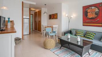Una sala de estar moderna con un sofá, una mesa de centro y un comedor.