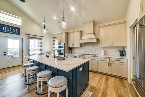 Fridge, microwave, stovetop, dishwasher