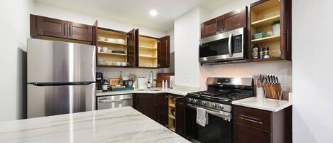 Refrigerador, microondas, horno, placa de cocina