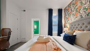 2 soverom, skrivebord, strykejern/-brett og reiseseng for barn