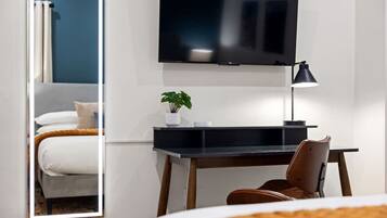 2 chambres, bureau, fer et planche à repasser, lit parapluie