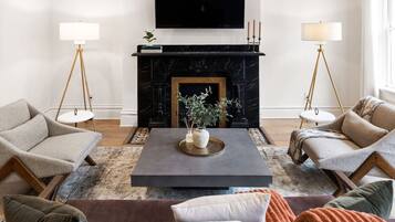 Smart TV, fireplace, stereo