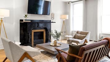 Smart-tv, eldstad och en stereo