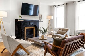 Smart TV, fireplace, stereo - ★HostWise Stays★ Stylish War Streets Retreat | Easy Walk to Stadiums & Dining (Pittsburgh)