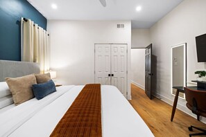 2 bedrooms, desk, iron/ironing board, travel cot - ★HostWise Stays★ Stylish War Streets Retreat | Easy Walk to Stadiums & Dining (Pittsburgh)