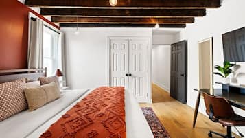 2 habitaciones, escritorio y tabla de planchar con plancha