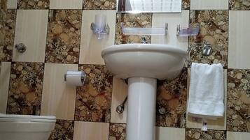 Ducha, zapatillas, toallas y jabón