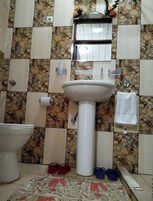 Ducha, pantuflas, toallas, jabón