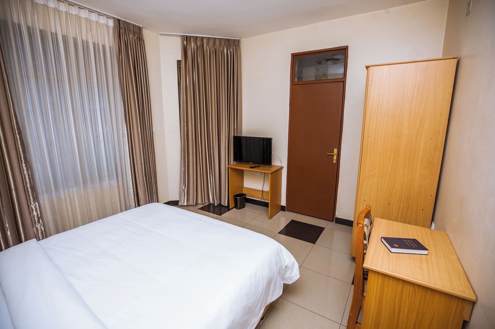 クラシック ダブルルーム バルコニー シティビュー | デスク、ノートパソコン用作業スペース、アイロン / アイロン台、WiFi (無料)