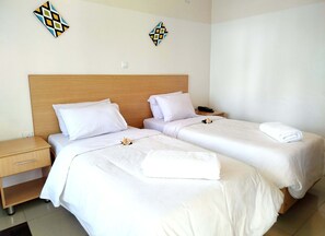 Habitació amb dos llits individuals clàssica, balcó | Escriptori i espai de treball apte per a portàtils 