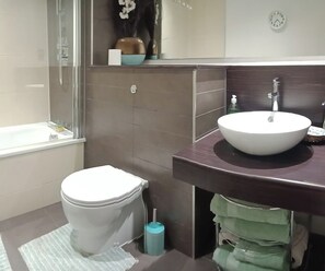 Apartment | Bathroom - 1 Bed Flat - Sleeps 5 - Pets - Garden - Parking (Manchester)