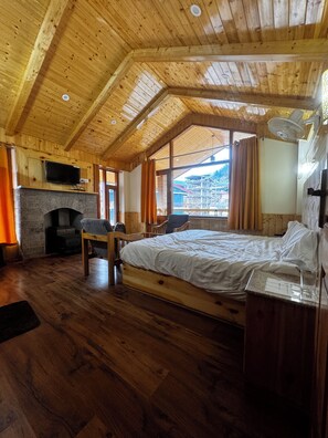 Presidential Room | Hypo-allergenic bedding, down comforters, pillowtop beds, in-room safe - Namgials by Sky Group (Manali)