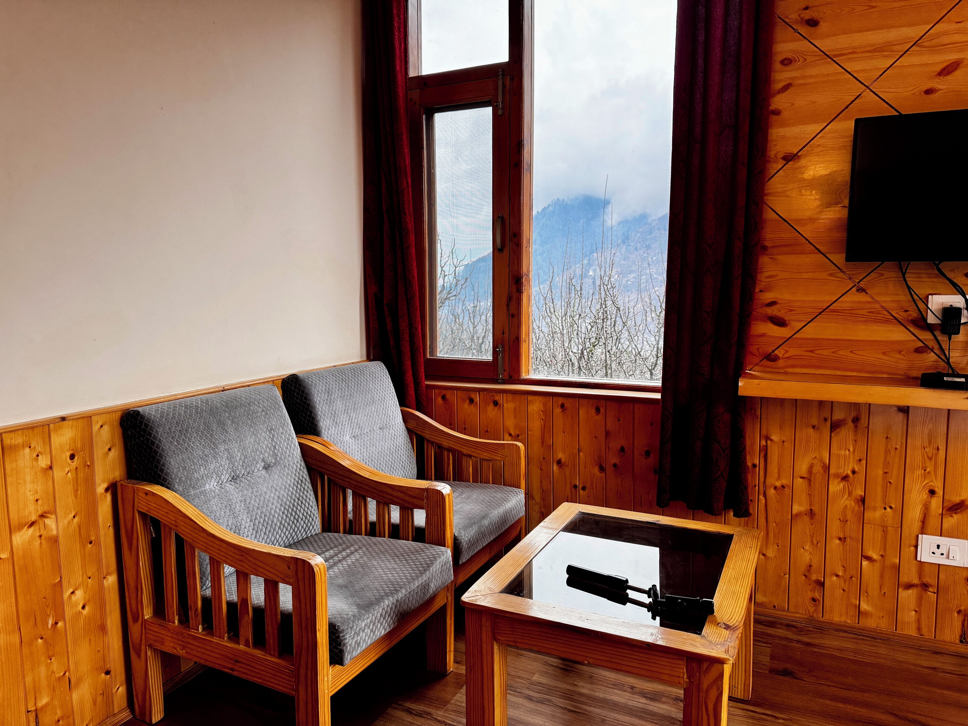 Deluxe Room | Hypo-allergenic bedding, down duvets, pillow-top beds, in-room safe