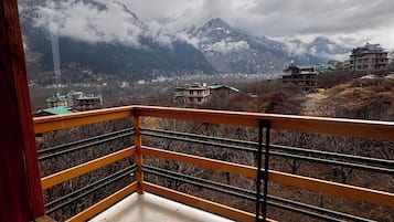 Hypo-allergenic bedding, down comforters, pillowtop beds, in-room safe