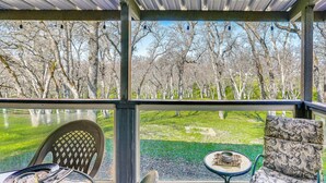 Outdoor dining - Fish, Hike & Relax: Rural Red Bluff Cottage (Red Bluff)