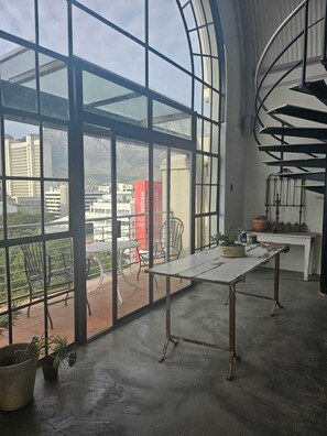 Interior - City Appartment with Mountain Views (Cape Town)