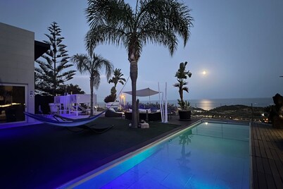 Belvilla by OYO Villa Crystal