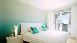 Ein Schlafzimmer mit Bett, Nachttisch und einer beleuchteten Lampe.