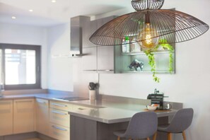 Fridge, microwave, oven, dishwasher - Modern Villa Near Costabella Beach (Marbella)