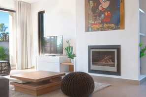 클래식 빌라, 침실 3개 | 거실 | 벽난로