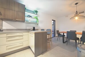 Geladeira, micro-ondas, fogão, lava-louças