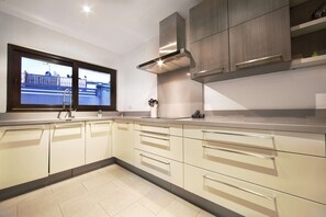 Geladeira, micro-ondas, fogão, lava-louças