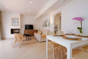 Dining - Villa With Parking Space (Marbella)