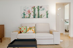 Klassiek appartement, 2 slaapkamers | Woonkamer | Een open haard