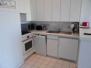 Apartamento clásico, 2 habitaciones | Cocina privada | Frigorífico, microondas, horno y lavavajillas