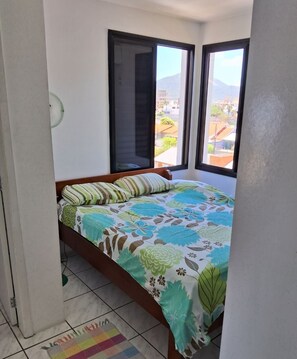 3 habitaciones, tabla de planchar con plancha, wifi y ropa de cama 