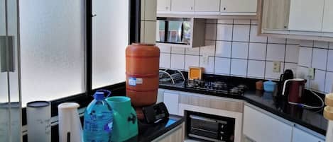 Microondas, horno, parrilla de estufa y lavavajillas
