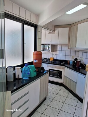 Microondas, horno, placa de cocina, lavavajillas