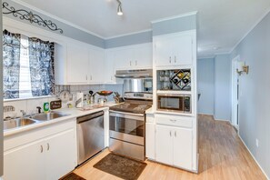 Réfrigérateur, micro-ondes, plaque de cuisson, lave-vaisselle