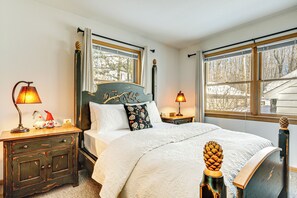 3 bedrooms, iron/ironing board, travel crib, internet - Lakefront Home w/ Private Beach in Rhinelander! (Rhinelander)