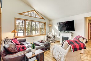 TV, fireplace, books - Lakefront Home w/ Private Beach in Rhinelander! (Rhinelander)