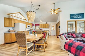 Interior - Lakefront Home w/ Private Beach in Rhinelander! (Rhinelander)