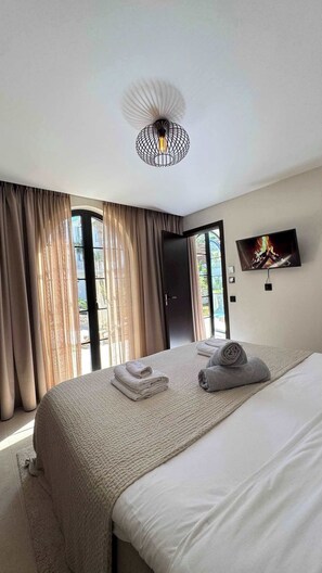 4 bedrooms, iron/ironing board, WiFi, bed sheets