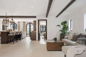 Fernseher, Stereoanlage, Arbeitsbereiche