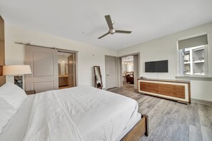 3 bedrooms, desk, iron/ironing board, travel cot