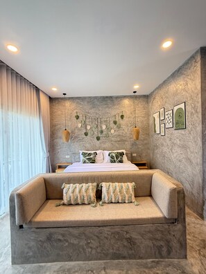 ميني بار وخزنة داخل الغرفة ومكتب ومساحة عمل للكمبيوتر المحمول