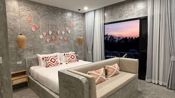 Minibar, caja de seguridad en la habitación y escritorio